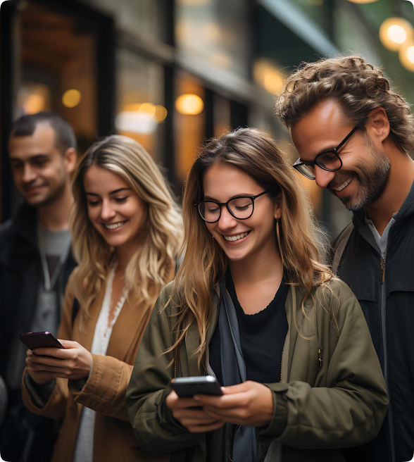 Picha ya watu wakitazama simu zao